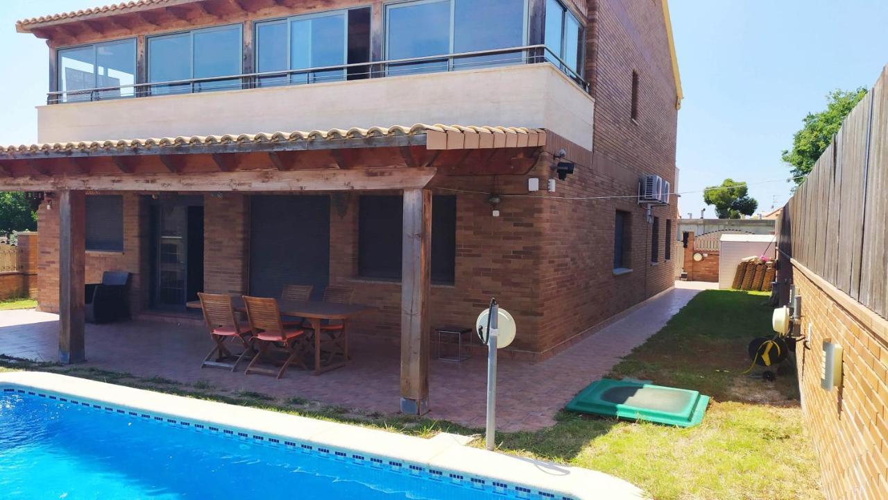 Chalet Moderno Con Piscina En Calafell Villa Buitenkant foto
