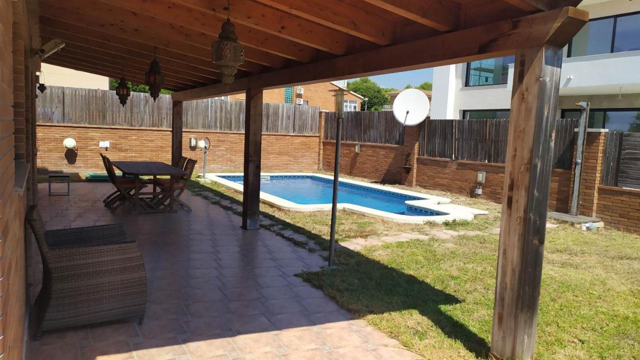 Chalet Moderno Con Piscina En Calafell Villa Buitenkant foto