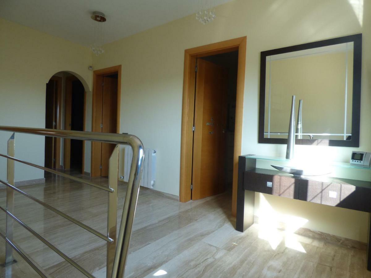 Chalet Moderno Con Piscina En Calafell Villa Buitenkant foto